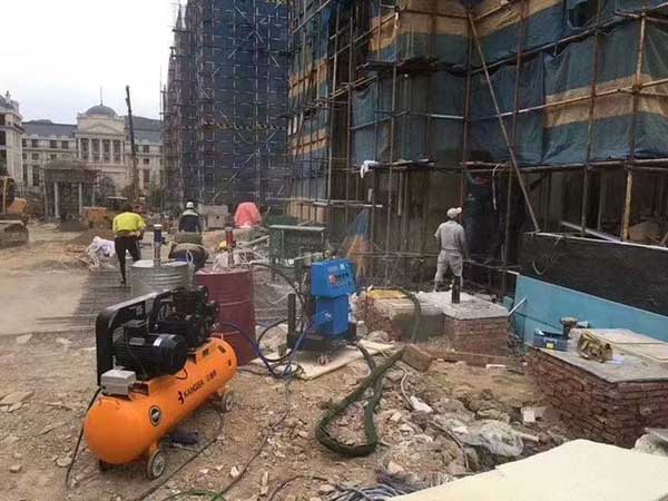 外墻聚氨酯發(fā)泡機(圖1) 濟南九旭Q2600外墻聚氨酯發(fā)泡機